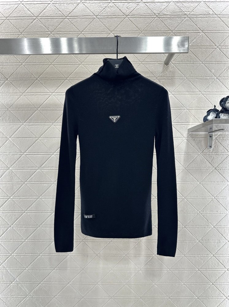 Вязаный свитер с высоким воротом