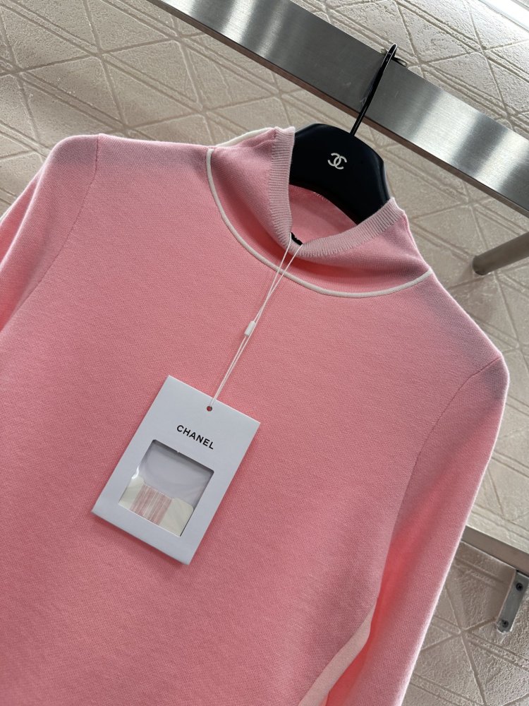 Knitted pullover from high collar фото 3