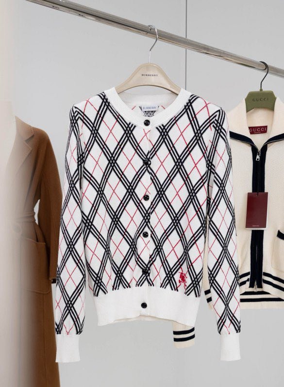 Knitted pullover at cell