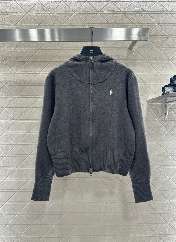 Вязаный свитер женский