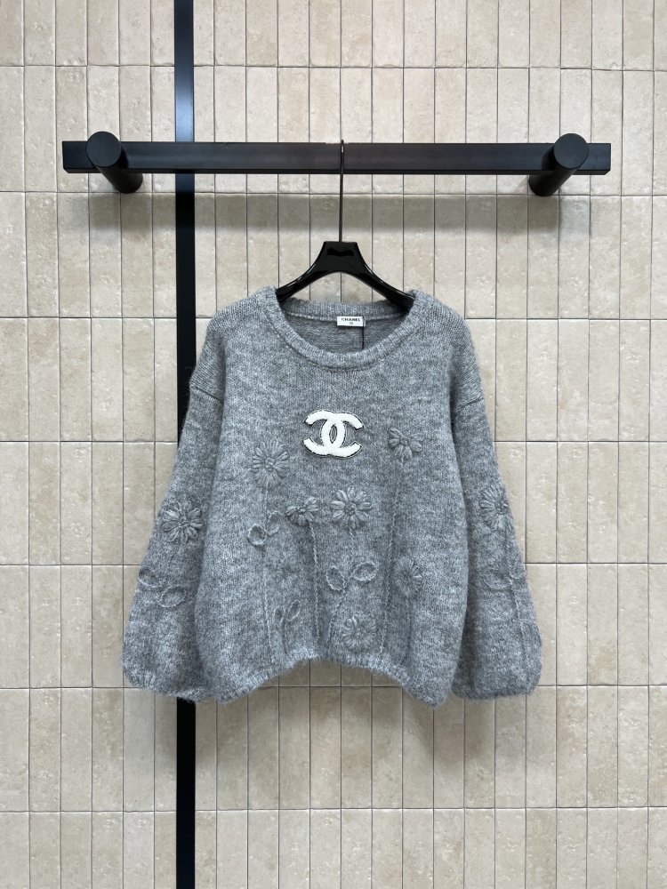 В'язаний светр жіночий