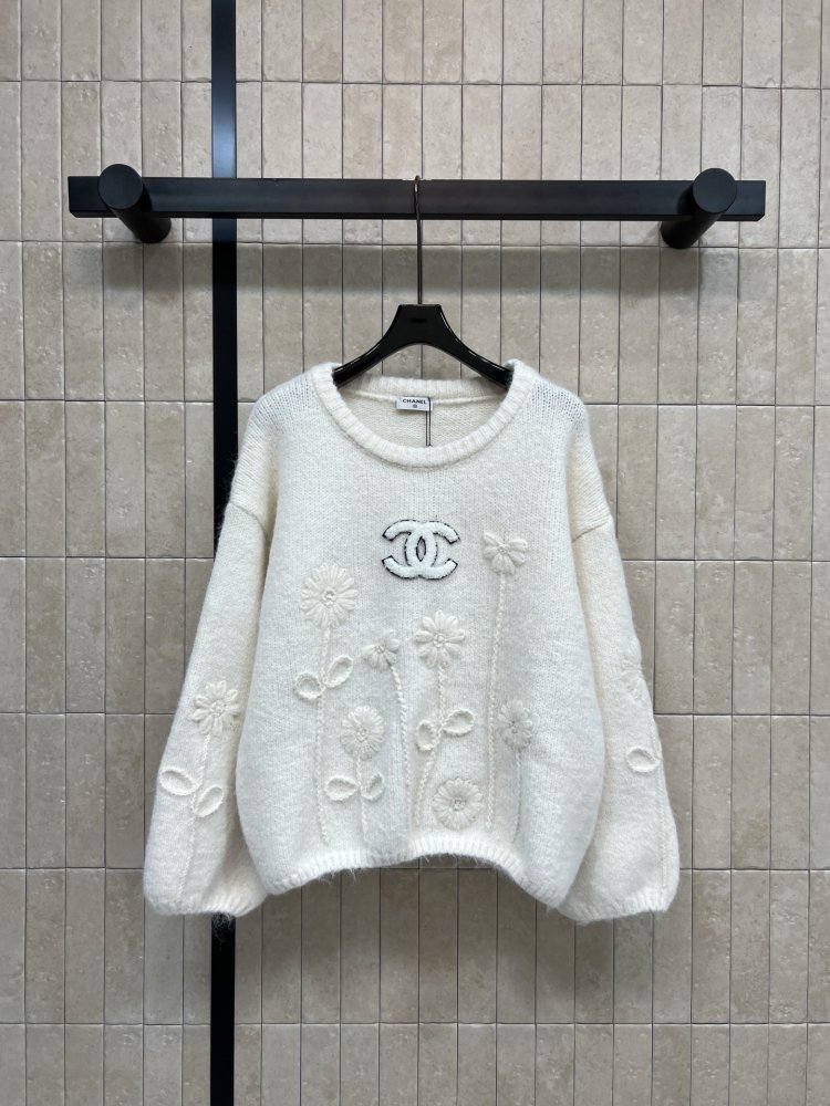 В'язаний светр жіночий