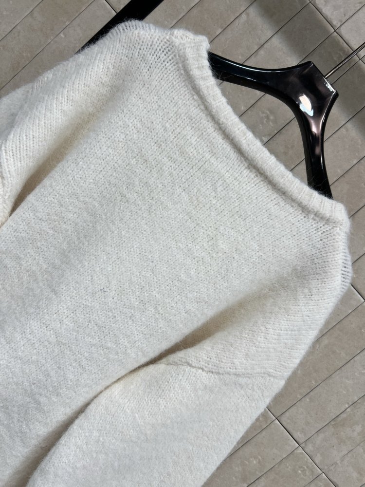 В'язаний светр жіночий фото 8