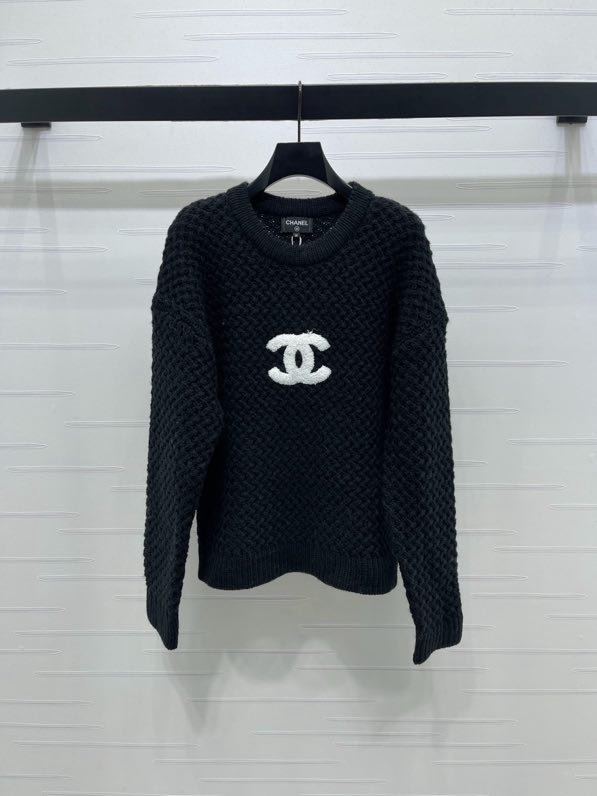 Knitted pullover