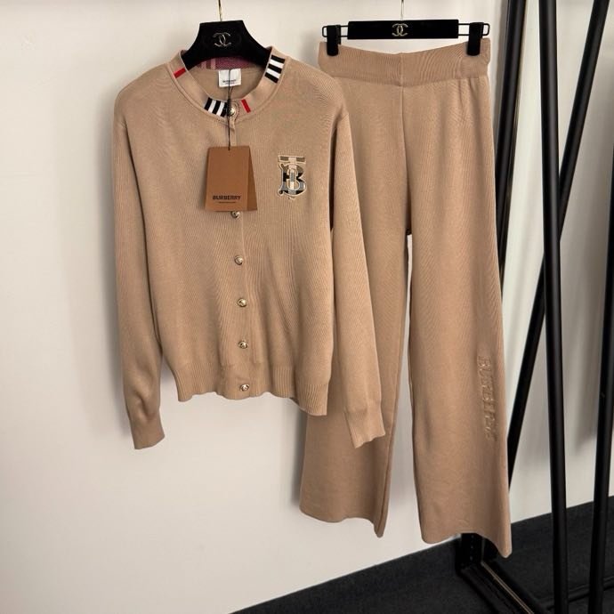 В'язаний жіночий костюм