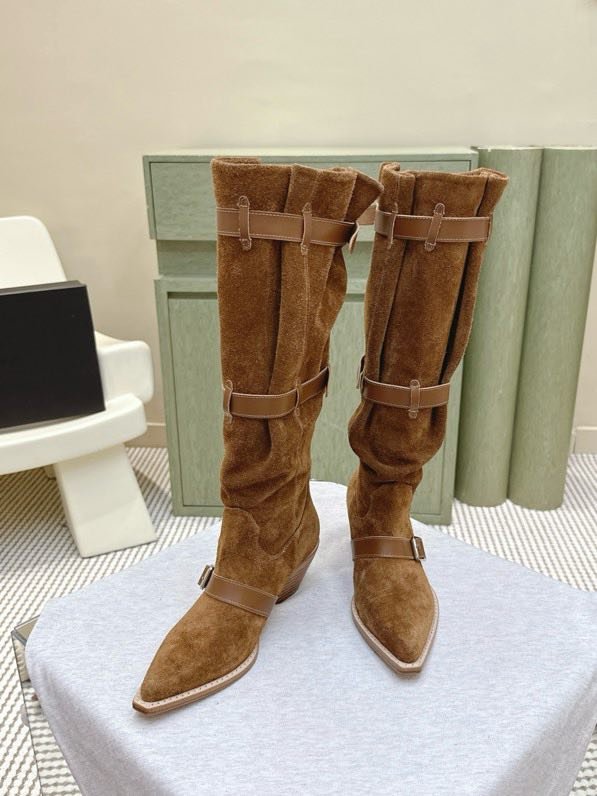 Высоки кожаные сапоги с острым носком