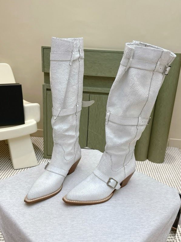 Высоки кожаные сапоги с острым носком