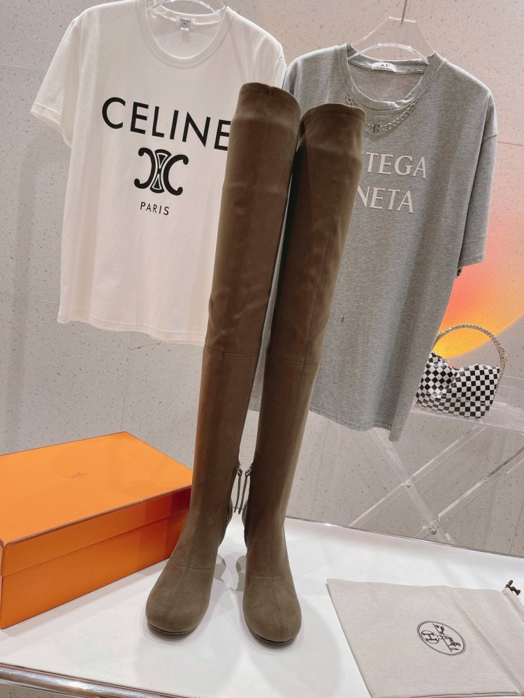 Высокие ботфорты на каблуке