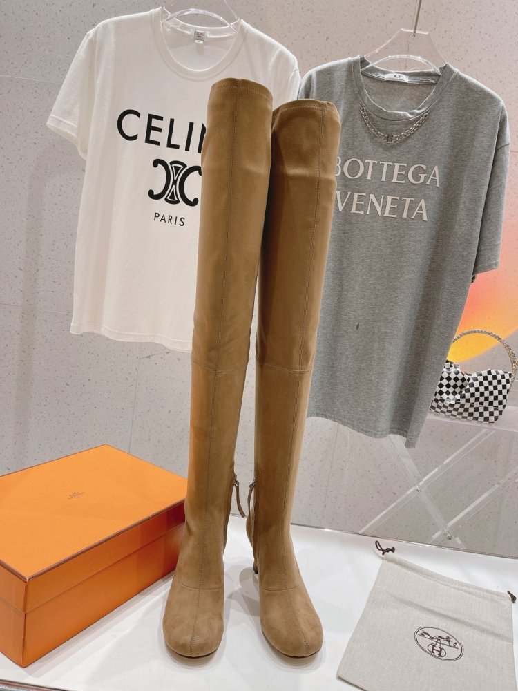 Высокие ботфорты на каблуке