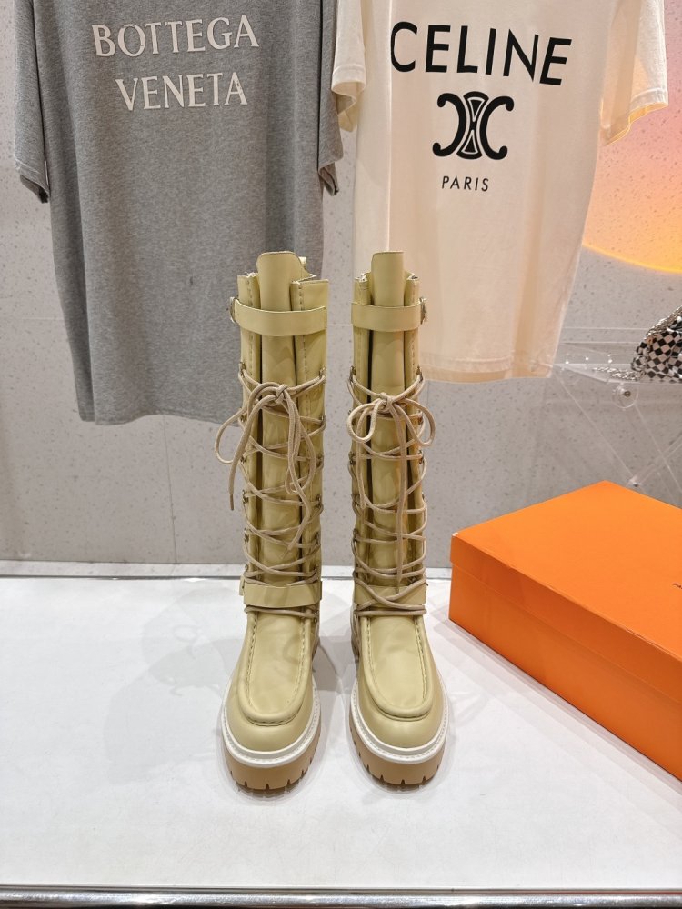 Высокие кожаные сапоги на шнуровке