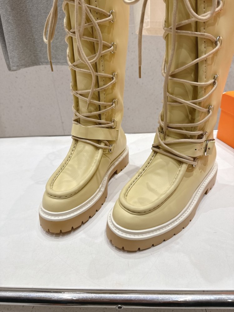 Высокие кожаные сапоги на шнуровке фото 6