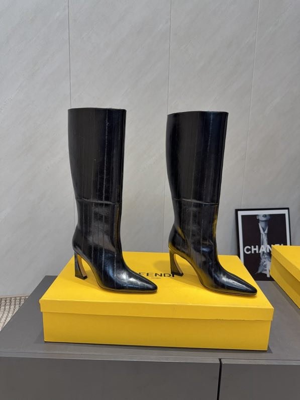 Высокие кожаные сапоги с острым носком