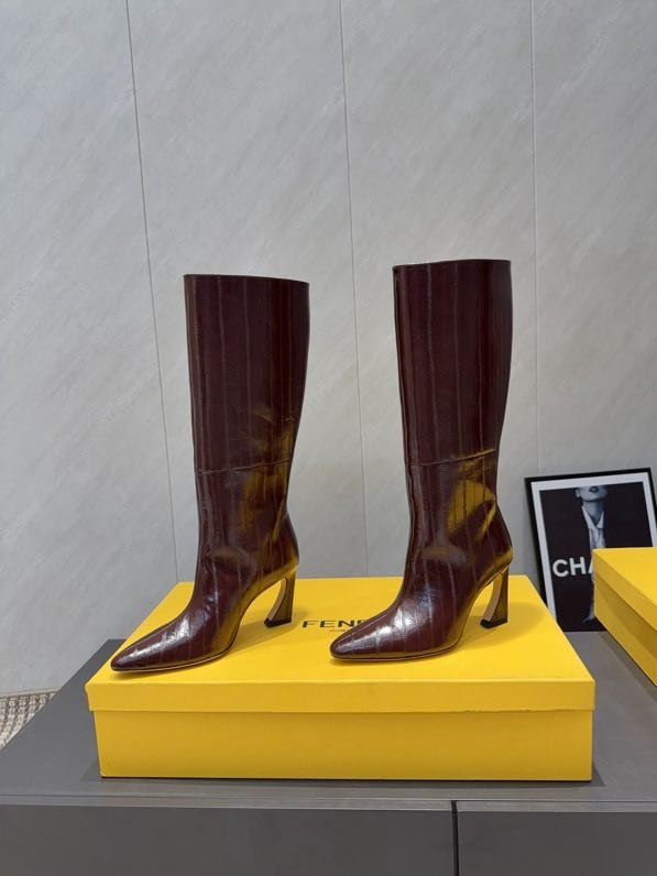 Высокие кожаные сапоги с острым носком