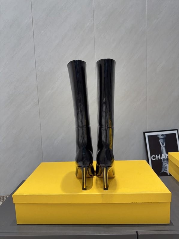 Высокие кожаные сапоги с острым носком фото 2