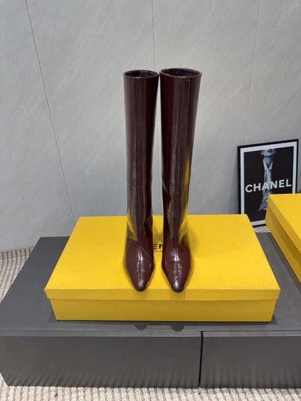 Высокие кожаные сапоги с острым носком фото 2