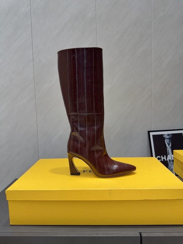 Высокие кожаные сапоги с острым носком фото 3