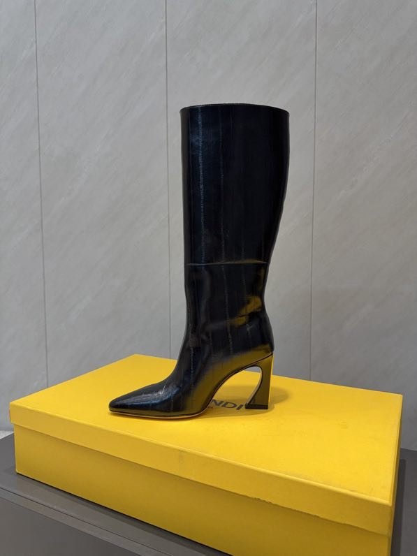 Высокие кожаные сапоги с острым носком фото 4