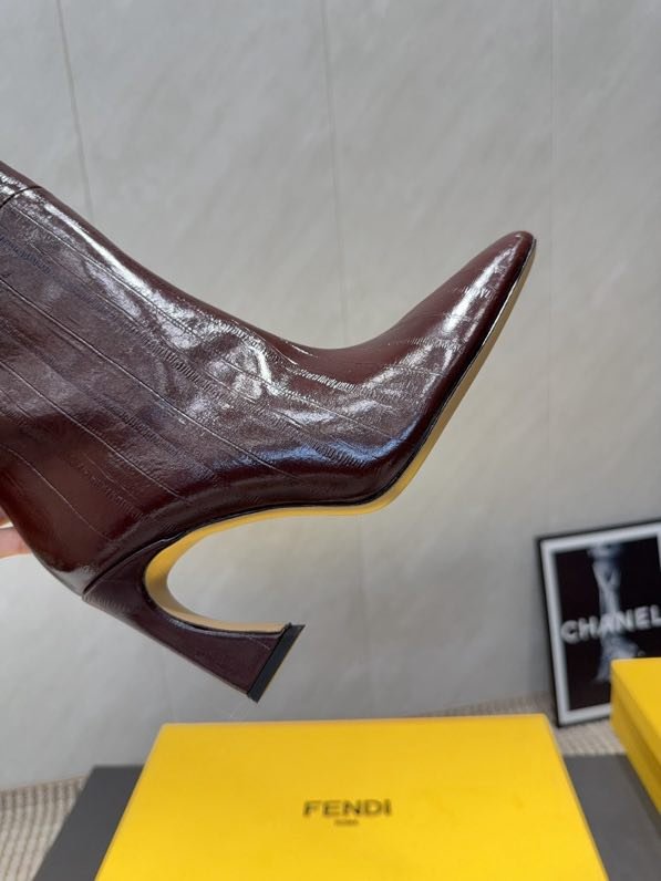 Высокие кожаные сапоги с острым носком фото 4