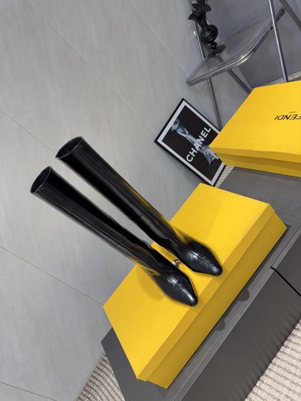 Высокие кожаные сапоги с острым носком фото 5