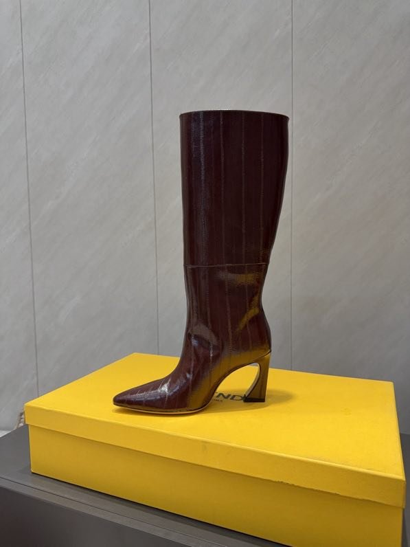 Высокие кожаные сапоги с острым носком фото 5