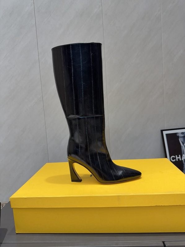 Высокие кожаные сапоги с острым носком фото 6