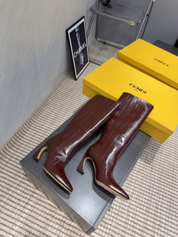 Высокие кожаные сапоги с острым носком фото 6