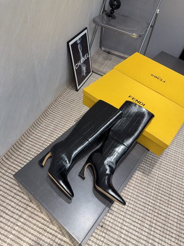 Высокие кожаные сапоги с острым носком фото 7