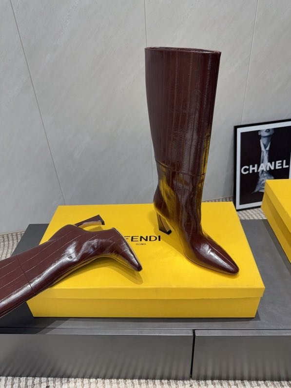 Высокие кожаные сапоги с острым носком фото 7