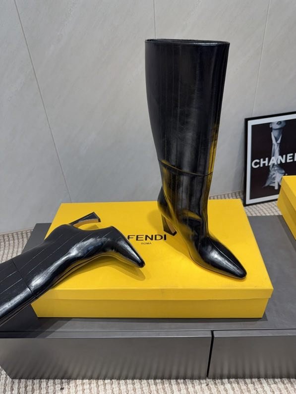 Высокие кожаные сапоги с острым носком фото 8