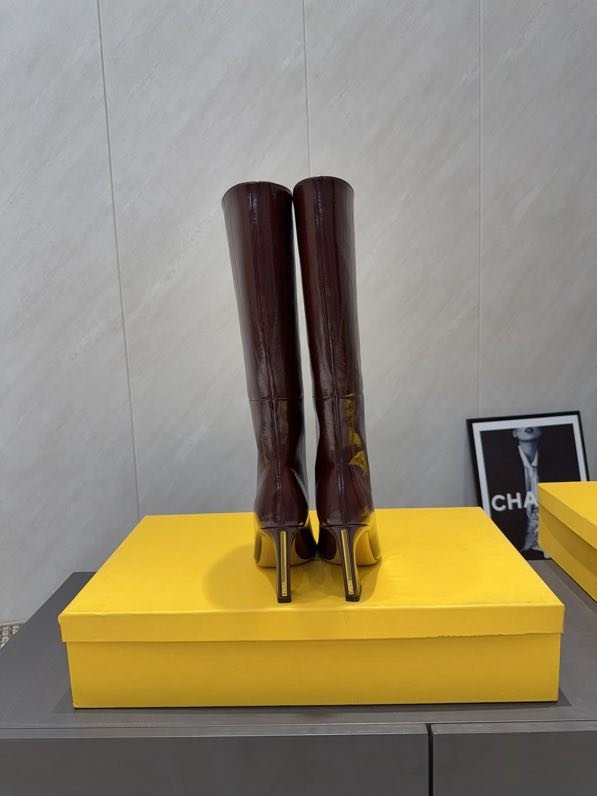 Высокие кожаные сапоги с острым носком фото 8