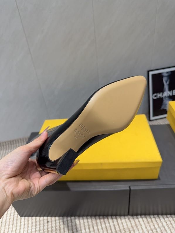 Высокие кожаные сапоги с острым носком фото 9