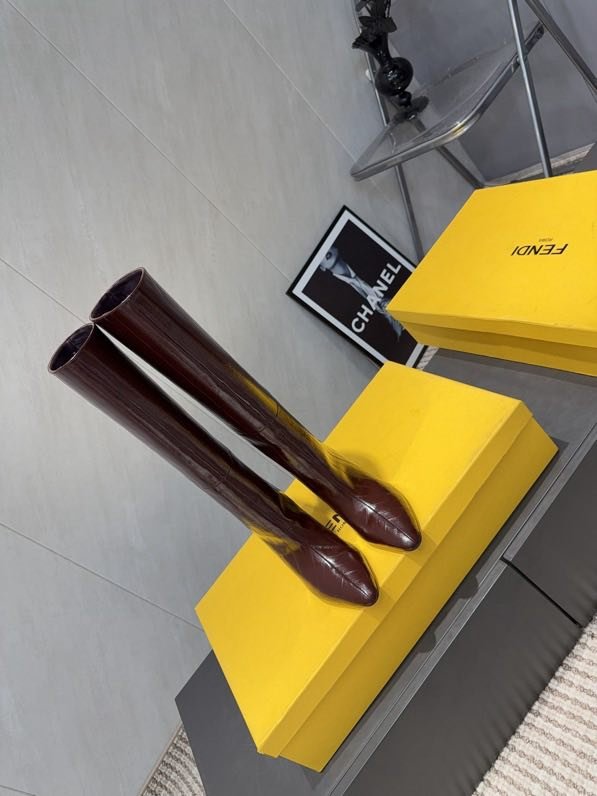 Высокие кожаные сапоги с острым носком фото 9