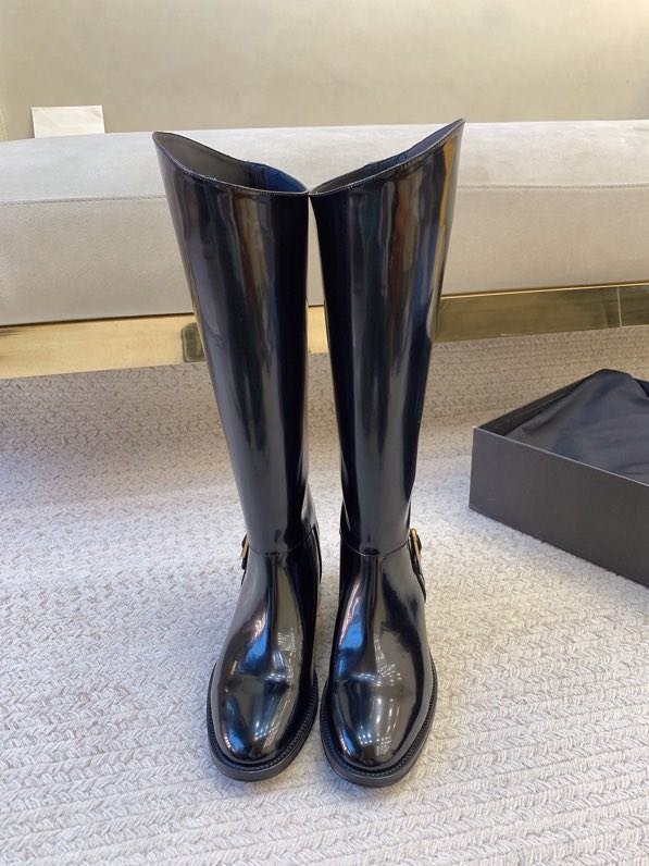 Высокие кожаные сапоги