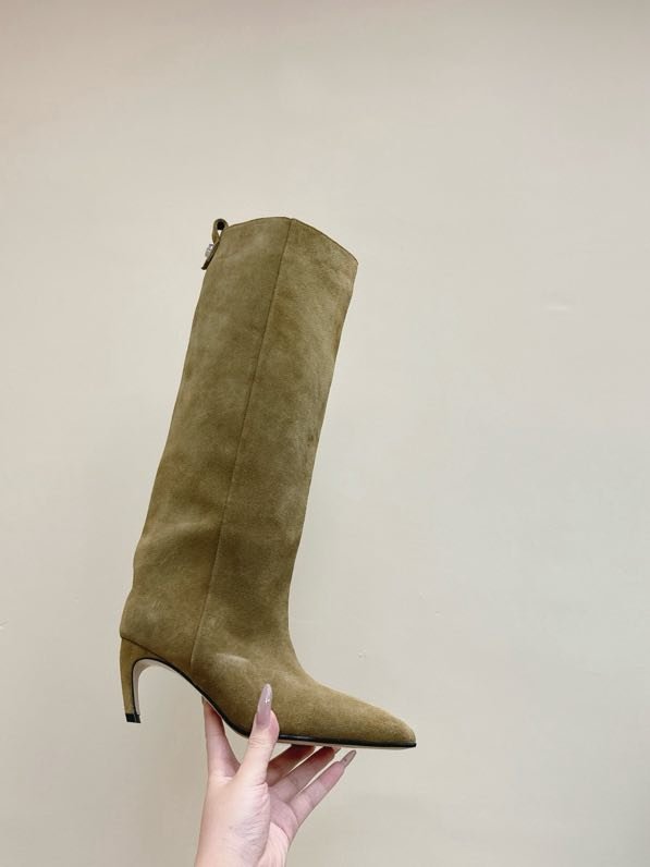 Высокие кожаные женские сапоги на каблуке