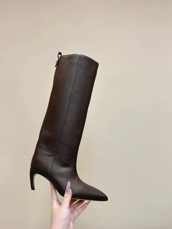 Высокие кожаные женские сапоги на каблуке