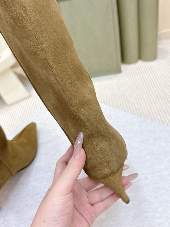 Высокие кожаные женские сапоги на каблуке фото 4