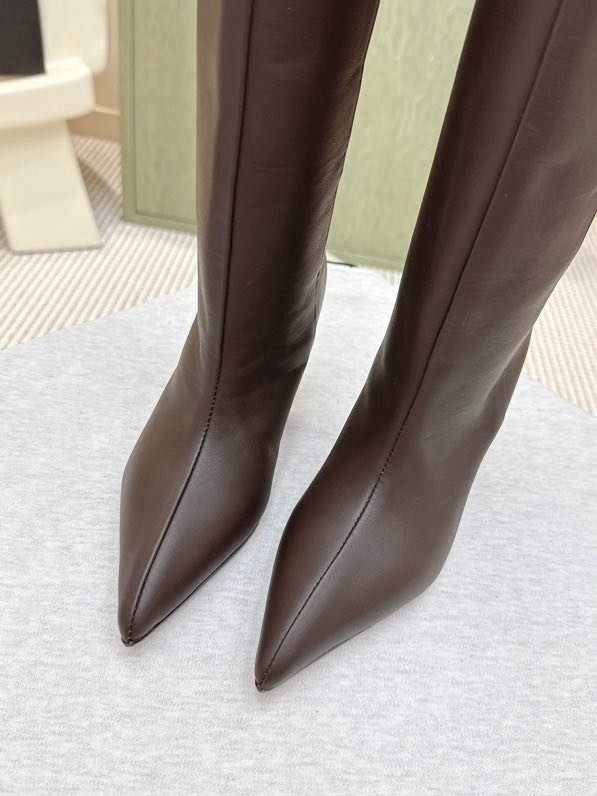 Высокие кожаные женские сапоги на каблуке фото 4