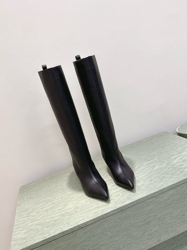 Высокие кожаные женские сапоги на каблуке фото 5