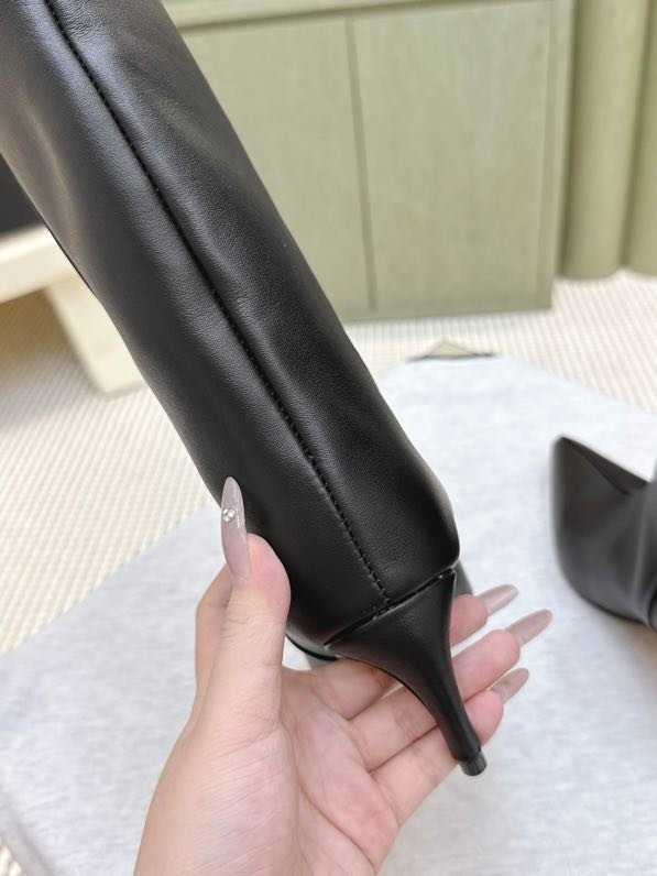 Высокие кожаные женские сапоги на каблуке фото 6