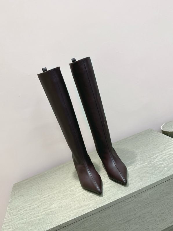 Высокие кожаные женские сапоги на каблуке фото 8