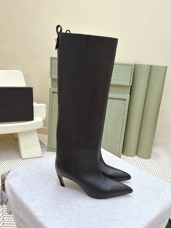 Высокие кожаные женские сапоги на каблуке фото 8