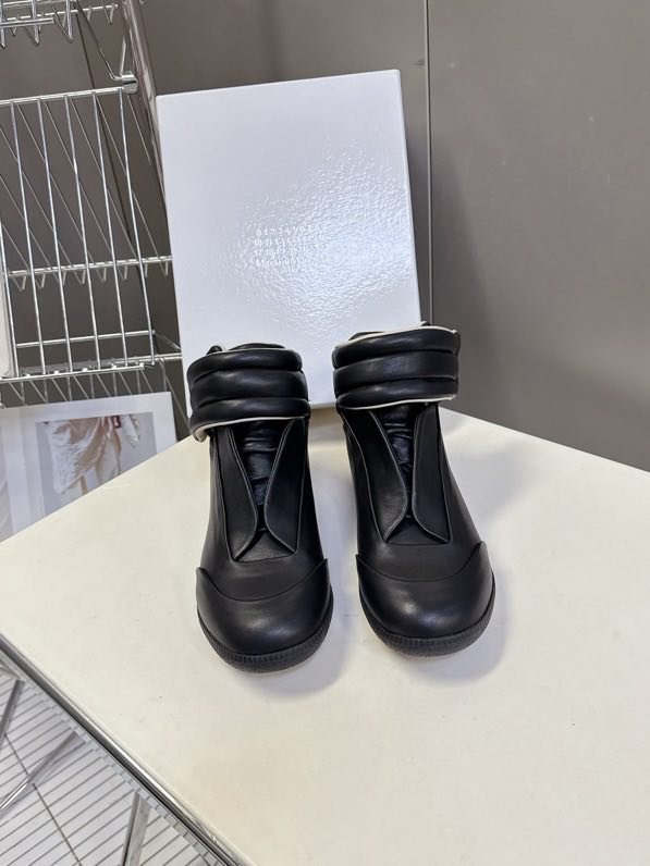 High sneakers Martin on fur фото 3