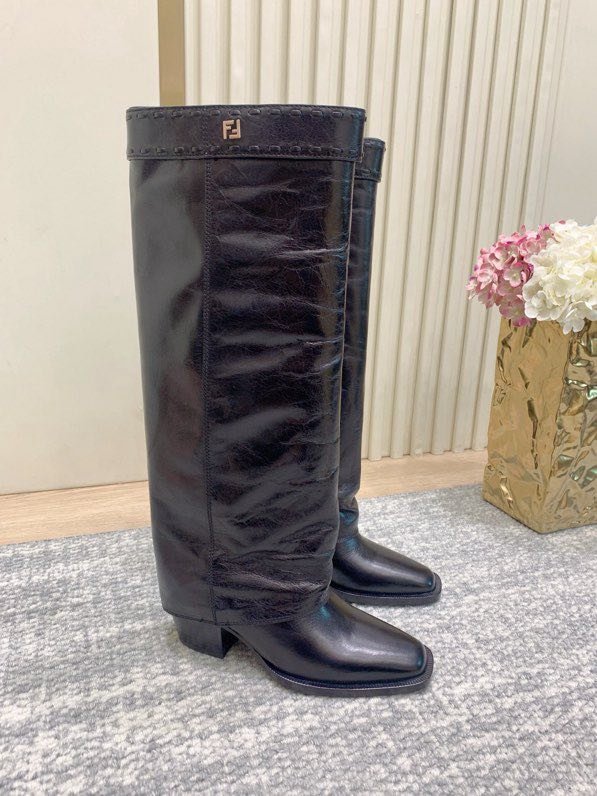 Высокие сапоги кожаные женские