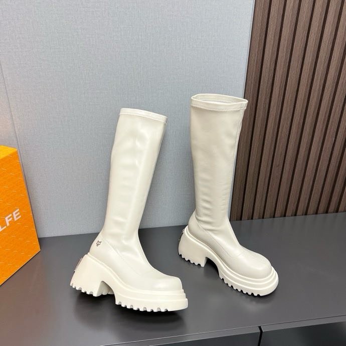 Высокие сапоги на платформе с высокой подошвой