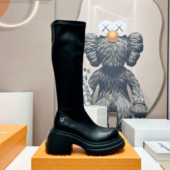 High boots on platform from high outsole