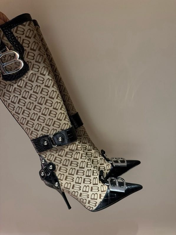 Высокие сапоги на шпильке