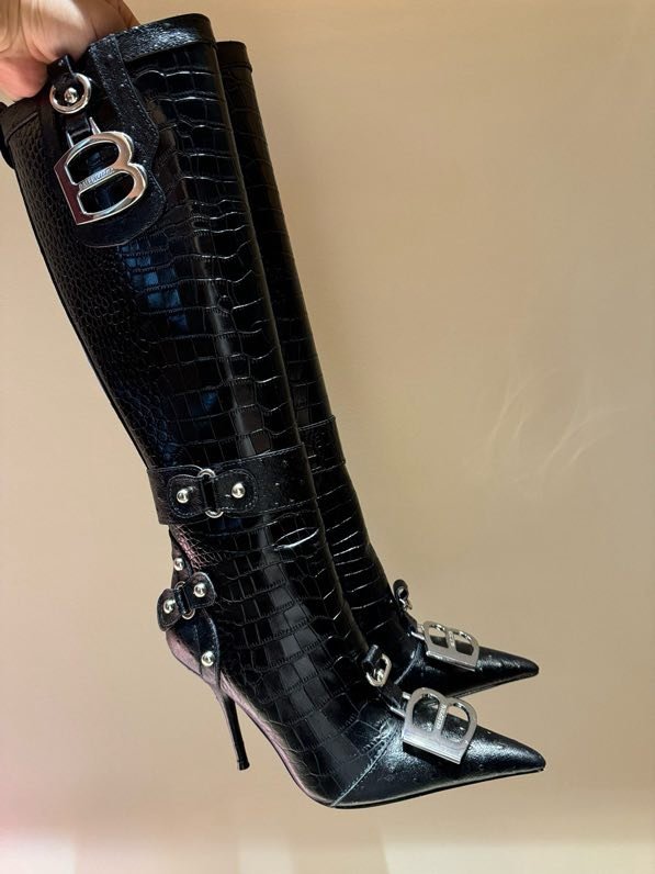 Высокие сапоги на шпильке