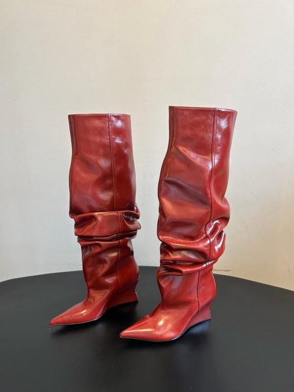 Високі чоботи з гострим носком і плиссировкой