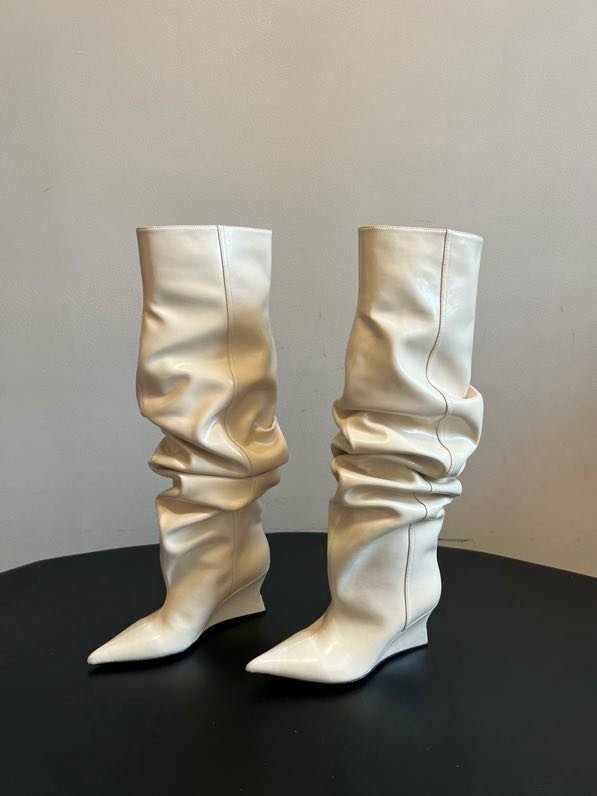 Високі чоботи з гострим носком і плиссировкой