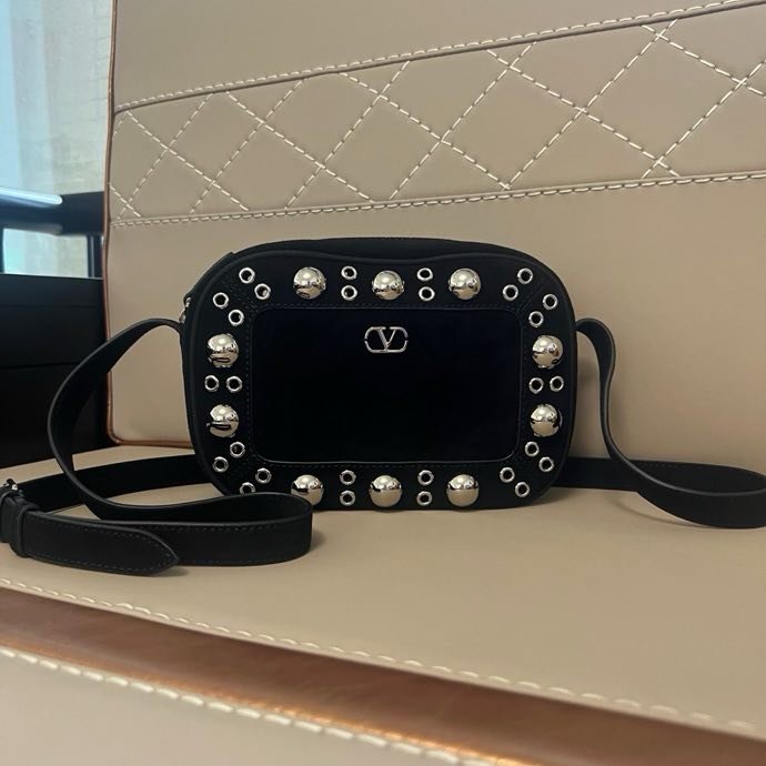 Замшева сумка на плече Valentino Garavani Nellcote 23 см